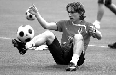 上线至今仍在畅销榜20名徘徊，腾讯自研到底怎么了？